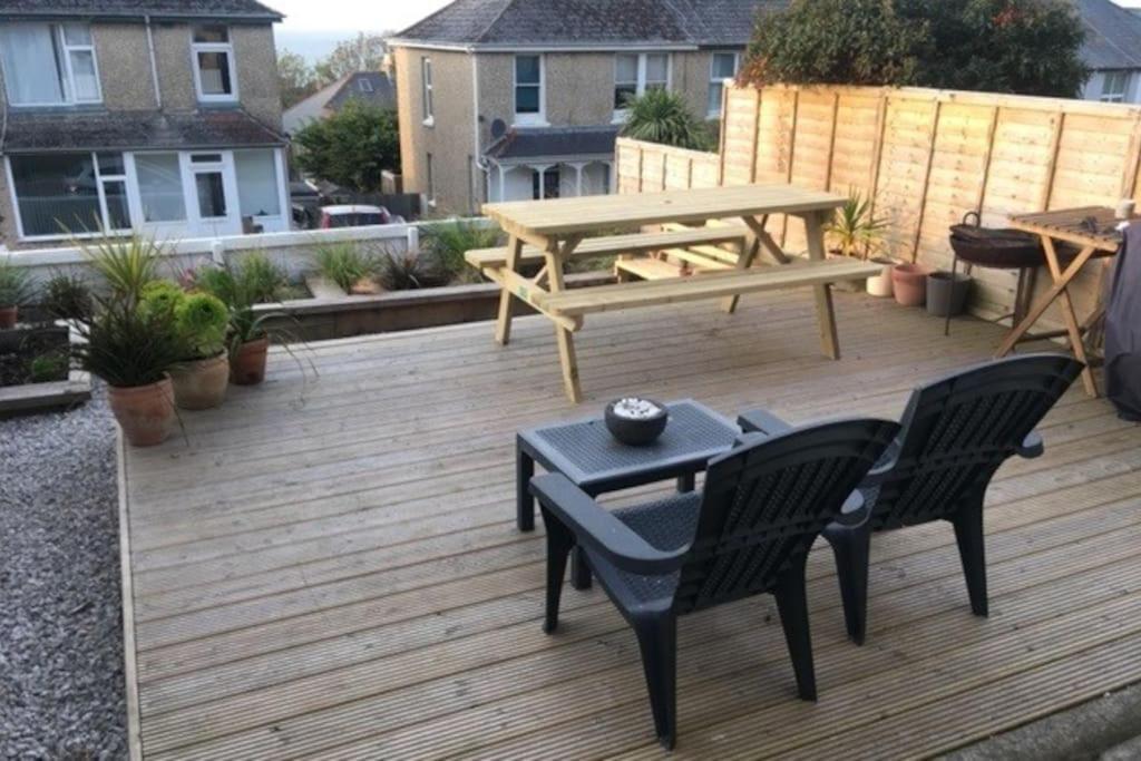 Sea Views With Large Deck One Bedroom Very Close To Beach And Town New Quay Kültér fotó